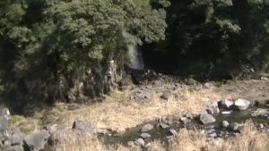 宮崎県都城市にある関之尾滝の近くにある「女滝」